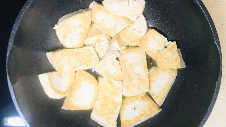 韭菜豆腐,转中火煎至两面金黄色