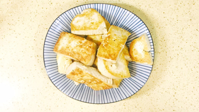 韭菜豆腐,煎好,捡出来备用