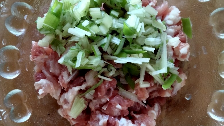 黄瓜酿肉,提前搅好的肉馅,放入<a style='color:red;display:inline-block;' href='/shicai/ 3250'>葱</a>段