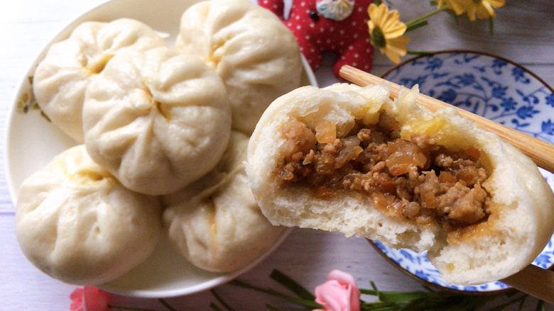 洋葱肉包,洋葱带着甜味,肉中有着酱香,一口一口真是太香啦~