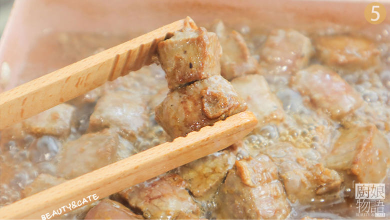 牛肉这样做滑嫩多汁,香而不腻,端上桌就秒光盘!,把牛肉粒倒入锅里,待表面微焦时捞出。
