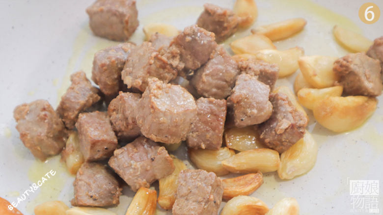 牛肉这样做滑嫩多汁,香而不腻,端上桌就秒光盘!,另起一锅,放入1块<a style='color:red;display:inline-block;' href='/shicai/ 887'>黄油</a>融化,倒入牛肉和蒜粒翻炒。