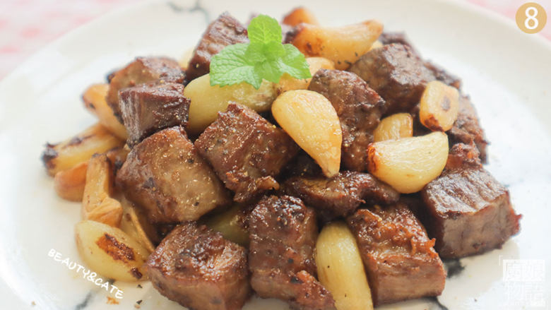 牛肉这样做滑嫩多汁,香而不腻,端上桌就秒光盘!,蒜香牛肉粒就做好啦,开吃吧~