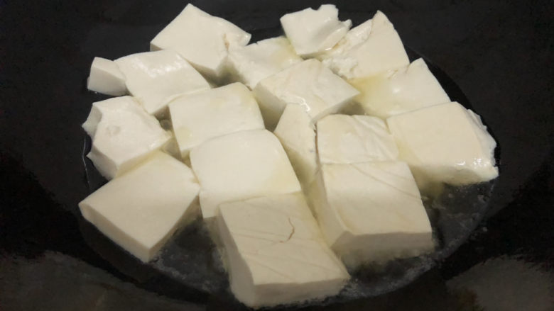 韭菜豆腐,下豆腐煎一下(中小火)