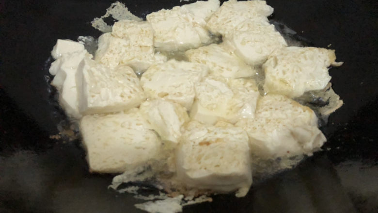 韭菜豆腐,煎至微黄翻另一面(锅不是很好,有点粘锅,将就看一下🤣