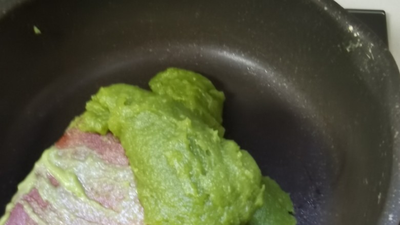 蚕豆糕,翻炒的差不多了,起锅,放入冰箱冷藏一小时。