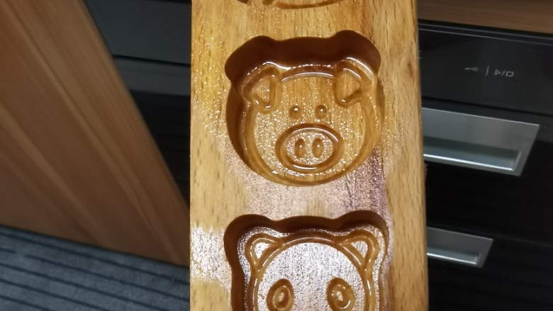 蚕豆糕,准备模具,刷上少许油。