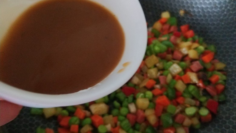 豌豆炒胡萝卜,然后把调好的水淀粉汁倒入,大火翻炒收汁即可