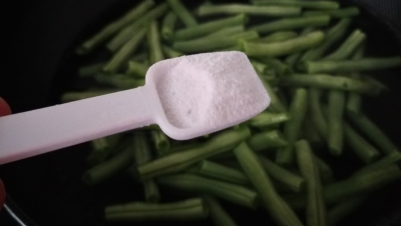 蒜泥拌豆角,加入一勺盐,和少许食用油