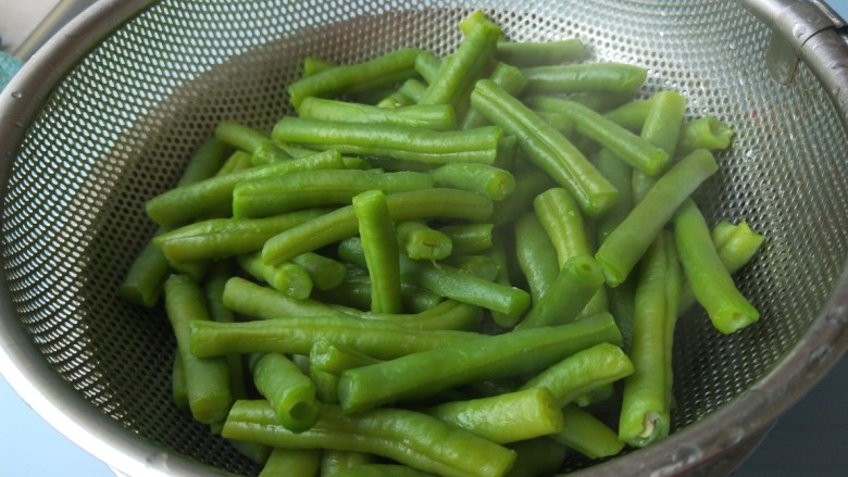 蒜泥拌豆角,豆角煮至完全变色捞出控干水分,凉凉。