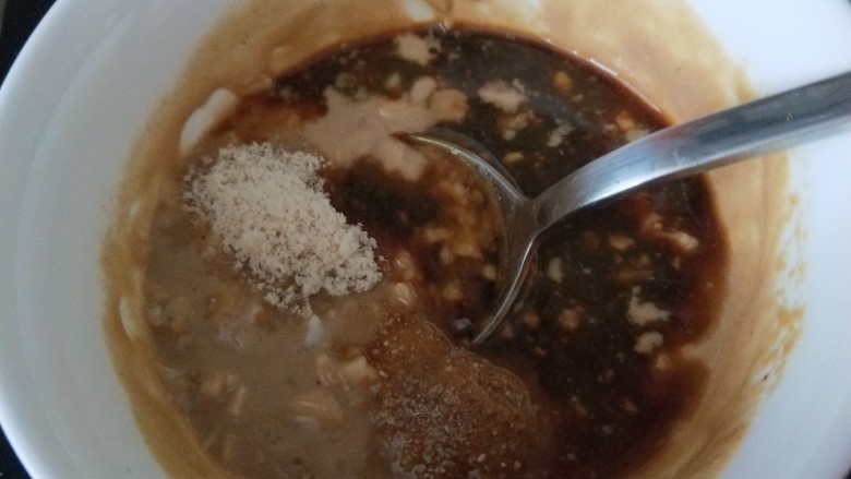 蒜泥拌豆角,再加入少许的生抽,白醋,鸡精调味