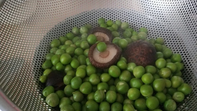 豌豆炒胡萝卜,在煮熟,豌豆一起焯一下水捞出来。