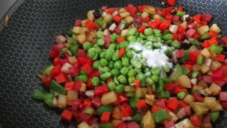 豌豆炒胡萝卜,倒入豌豆,香菇,盐。鸡精炒均匀在用淀粉勾芡即可。