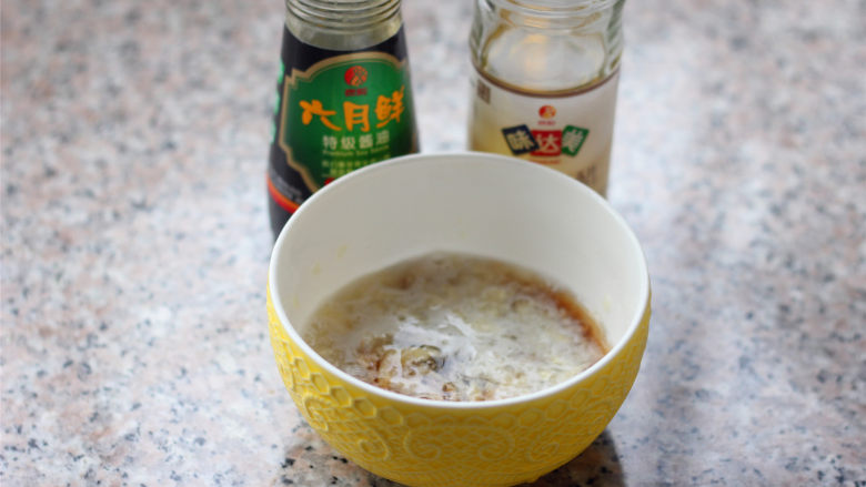 蒜泥拌豆角,倒入<a style='color:red;display:inline-block;' href='/shicai/ 788'>生抽</a>和香醋,蒜汁就做好了。