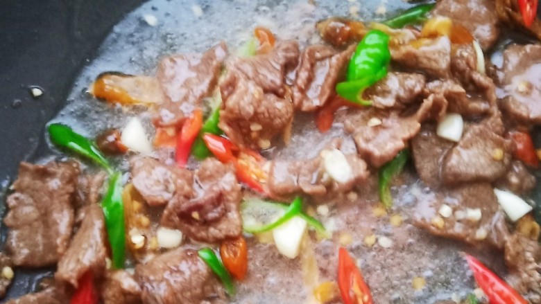 春笋炒牛肉,加入葱姜蒜,辣椒,泡椒一起翻炒出香气。