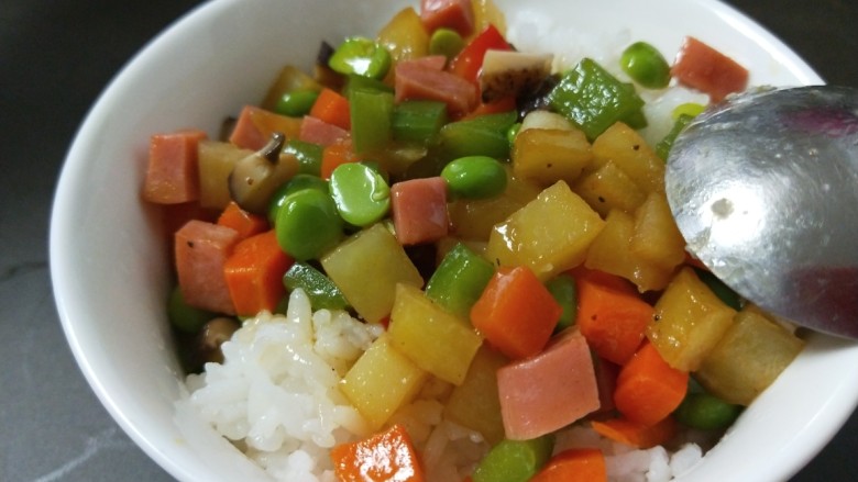 豌豆炒胡萝卜,中午两个人一个菜,有肉有菜够了。