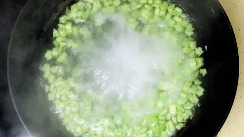 苦瓜摊鸡蛋,大火煮沸,可以减少苦涩味