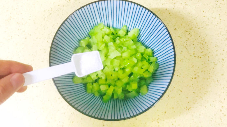 苦瓜摊鸡蛋,加一勺盐腌制一下,使其入味