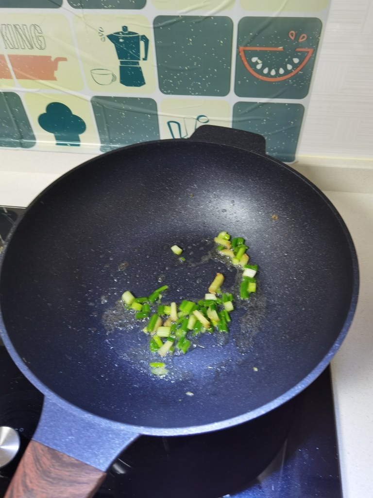 茄汁藕片,热锅倒油,放入葱姜炒香