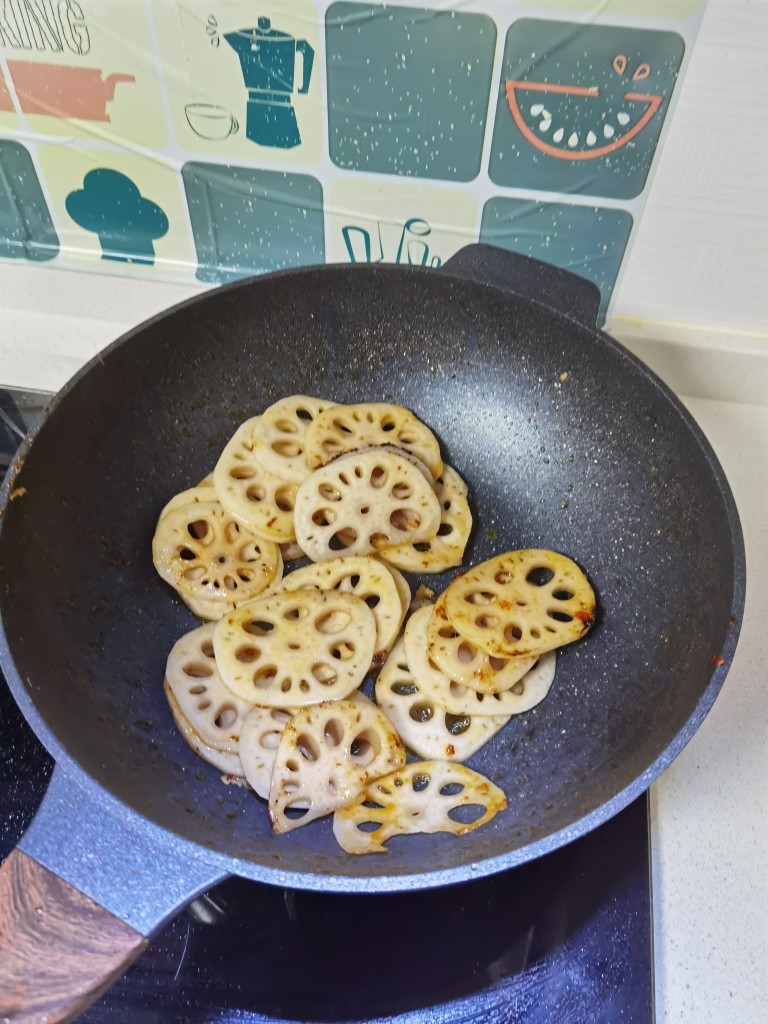 茄汁藕片,继续倒油，倒入藕片翻炒