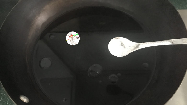 虾皮拌芹菜,锅中烧开水,放入几粒食用油和盐