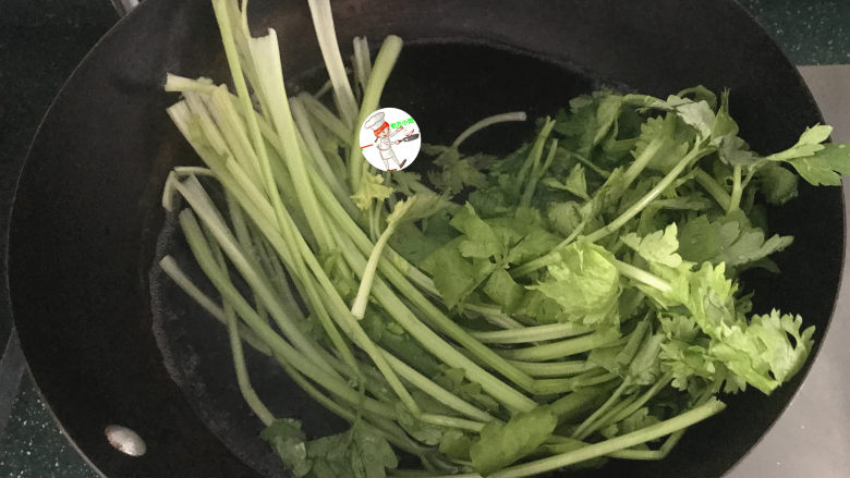 虾皮拌芹菜,放入芹菜,焯烫至变软变色,捞出