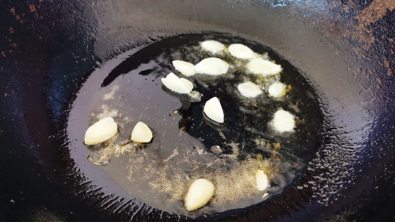 黄瓜茄子,锅里留底油,倒入蒜片爆香