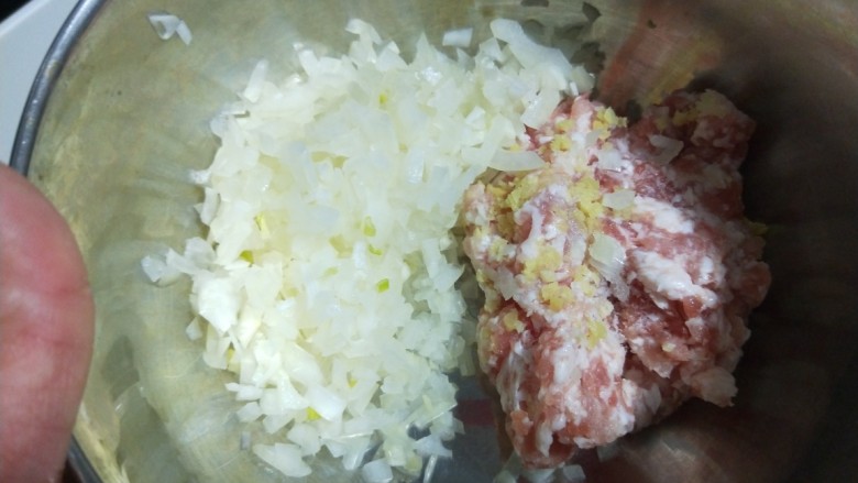 洋葱肉包,放入洋葱不要搅拌直接放冰箱里,早上在加入调料。