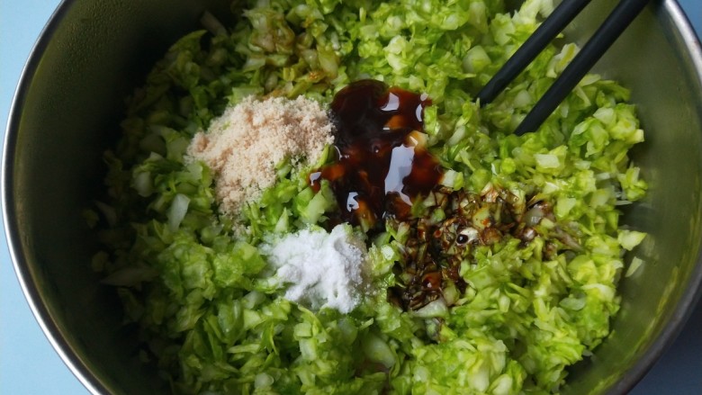 洋葱肉包,包菜早上起来剁碎放入盆中，加入<a style='color:red;display:inline-block;' href='/shicai/ 788'>生抽</a>，<a style='color:red;display:inline-block;' href='/shicai/ 762'>老抽</a>，耗油，十三香，盐。