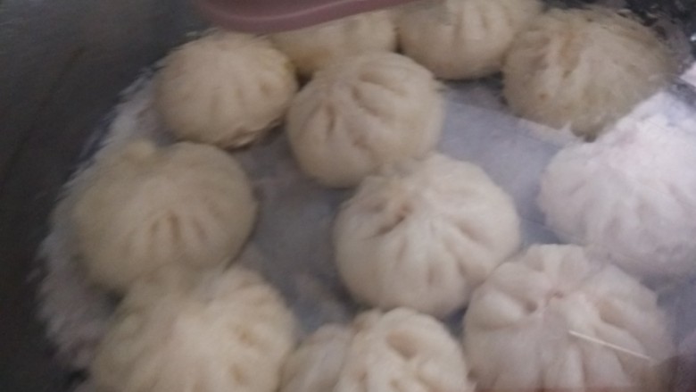 洋葱肉包,开火蒸25分钟关火,3分钟左右打开,不容易回缩。