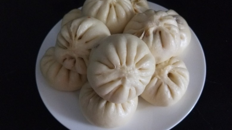 洋葱肉包,早餐包子做好了,配上一碗玉米糊,吃上一点小咸菜。