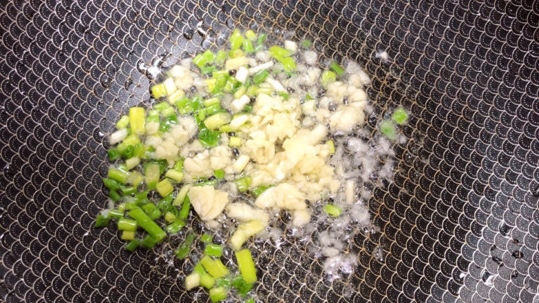 黄瓜茄子,锅中倒入油,加热至五成热,爆香葱蒜。