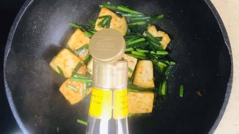 韭菜豆腐,看到韭菜恹恹后,淋入<a style='color:red;display:inline-block;' href='/shicai/ 847'>香油</a>提香