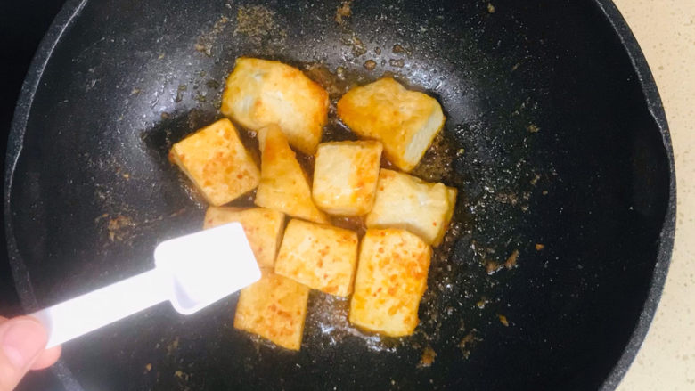 韭菜豆腐,翻炒均匀,撒入盐调味