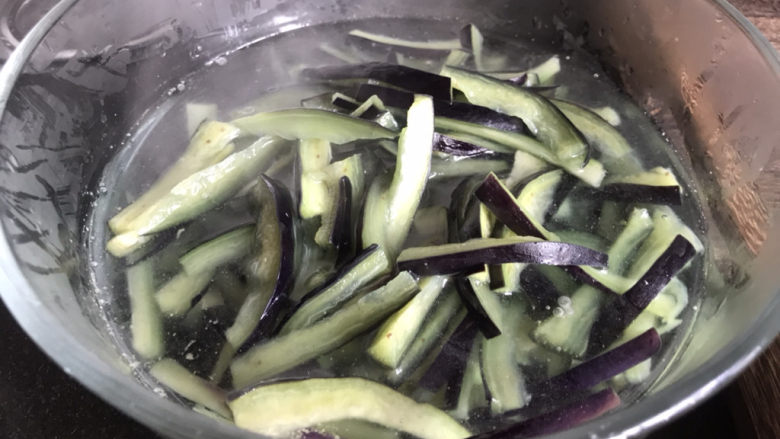 黄瓜茄子,捞出茄子放入冷开水中,浸泡一会儿
