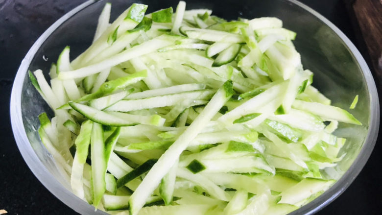 黄瓜茄子,<a style='color:red;display:inline-block;' href='/shicai/ 54'>黄瓜</a>洗净去蒂,切成细丝