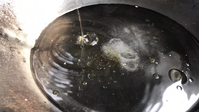 黄瓜茄子,热锅烧多点开水,加入少许盐和油