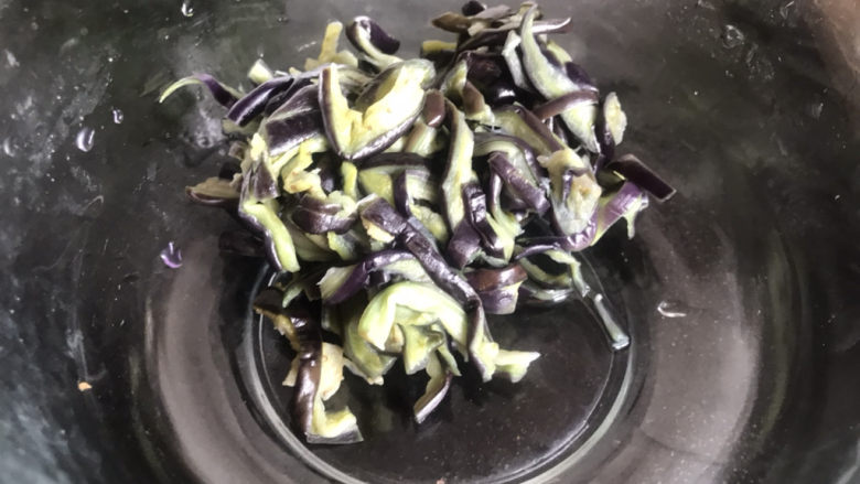黄瓜茄子,浸泡冷的茄子挤干水分,装入大点的容器中