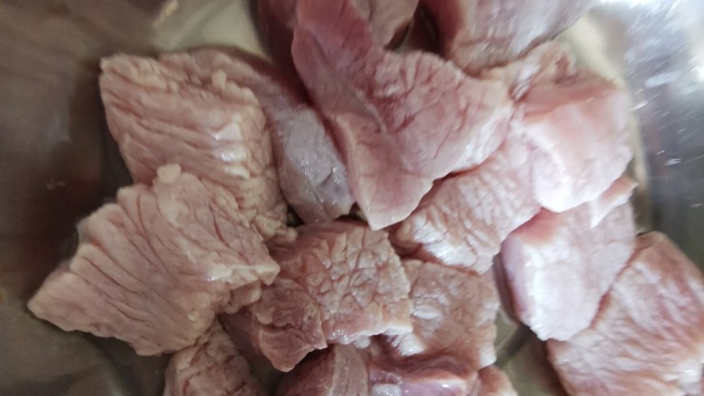 杞菊炖鲍鱼,瘦肉切小块,焯水备用。