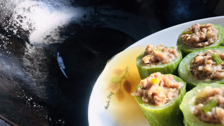 黄瓜酿肉,出锅后,再热锅把蒸出的黄瓜汁倒入锅中