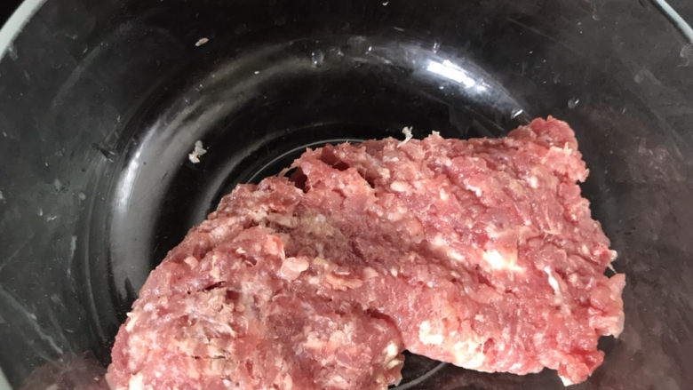 黄瓜酿肉,猪肉洗净后剁成碎末,装入大点的容器中