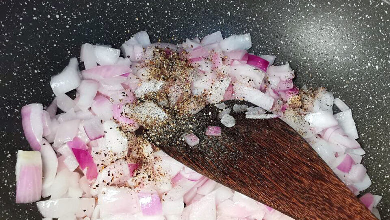 洋葱肉包,洋葱加入盐,胡椒碎
