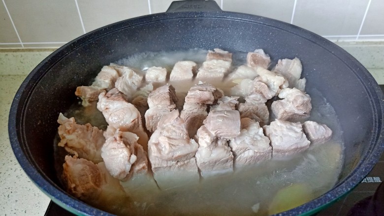 脆皮五花肉,开火煮约8-10分钟左右捞出。
