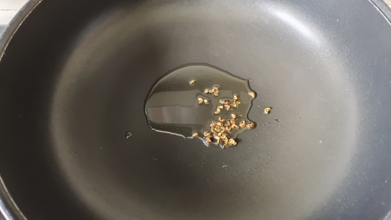 家常炒肉片,放入花椒粒炸出花椒味,可以捞出丢掉哈
