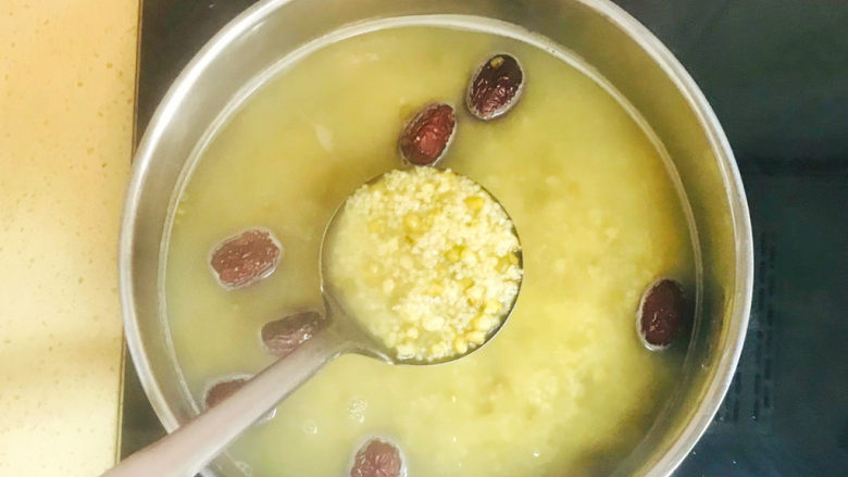 红枣绿豆汤,可以转小火,继续咕嘟咕嘟,大约十分钟,绿豆就可以爆浆了,此时就可以关火了