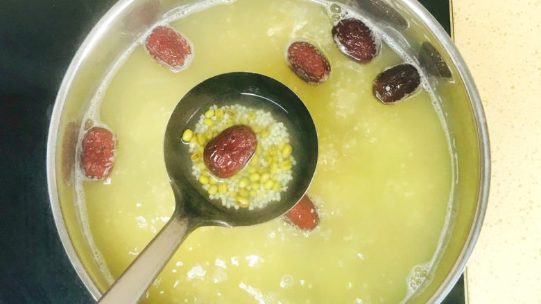 红枣绿豆汤,看看绿豆还是没有爆开,但米水已经有些粘稠
