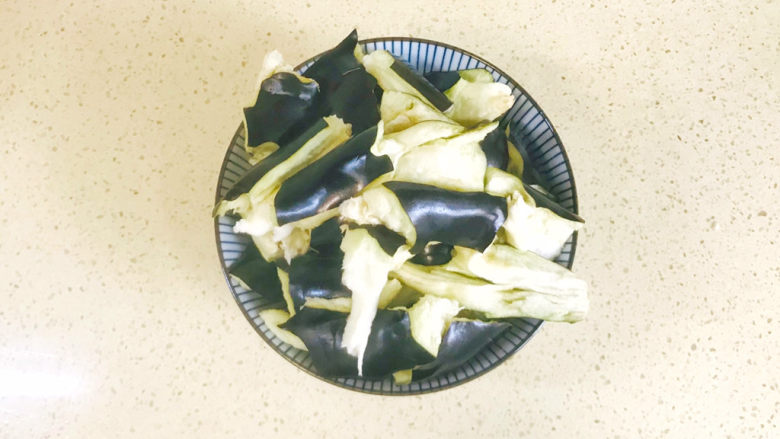 黄瓜茄子,用手撕成一瓣瓣的,手撕的茄子比刀切更容易入味