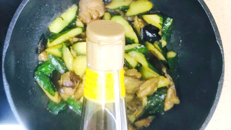 黄瓜茄子,继续煸炒,加入调味料后,蔬菜会容易出水,要快速煸炒至蔬菜萎缩出水,淋入<a style='color:red;display:inline-block;' href='/shicai/ 847'>香油</a>提香