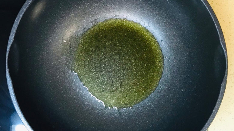 黄瓜茄子,起油锅,加多一些油,烧热