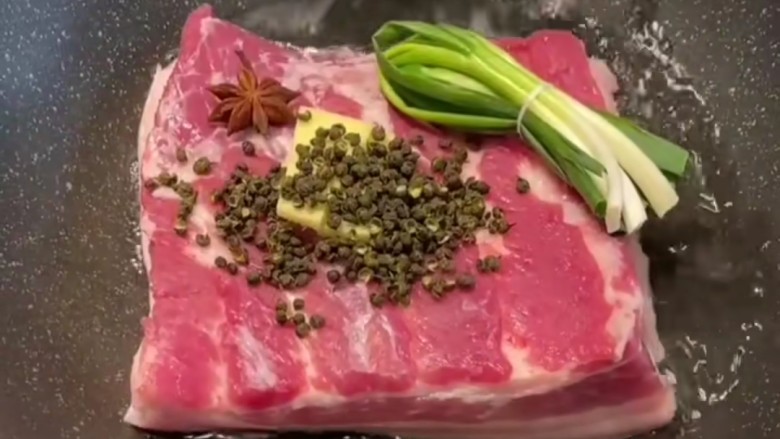 脆皮五花肉,加入八角,花椒,<a style='color:red;display:inline-block;' href='/shicai/ 718'>料酒</a>。